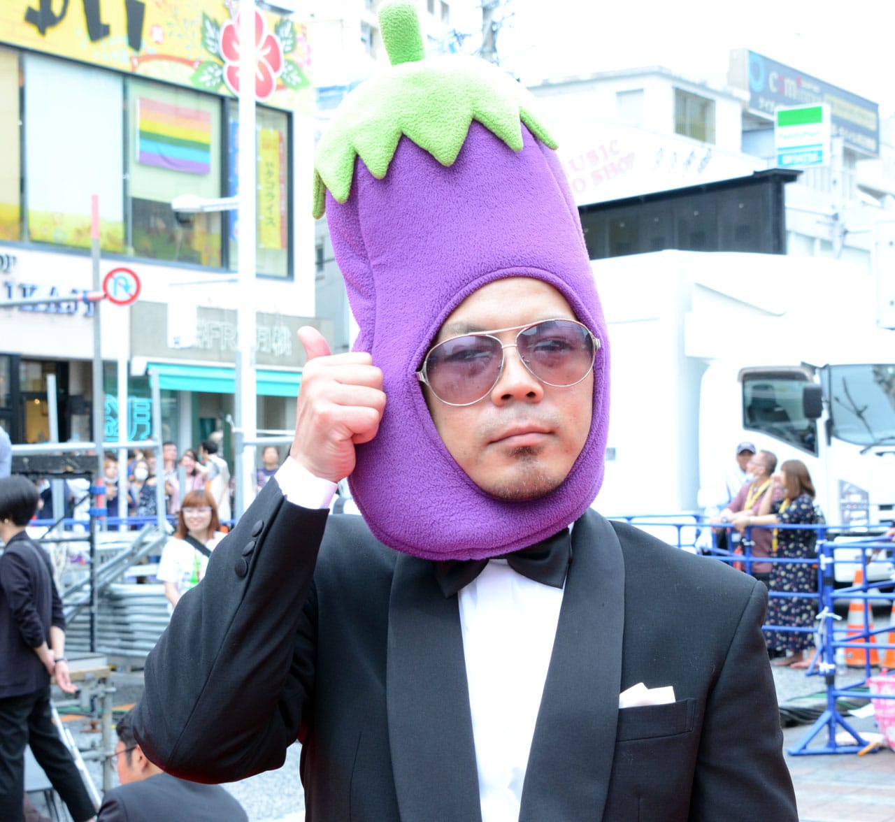 耳グッド」ポーズの天竺鼠・川原。 - かまいたち、霜降り明星らレッド