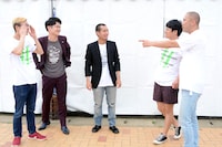 バックスペースで戦士の3人と話すミキ亜生（右から2人目）とコロコロチキチキペッパーズ・ナダル（右端）。