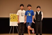 舞台挨拶に登壇した（左から）ジャルジャル、玉田真也。