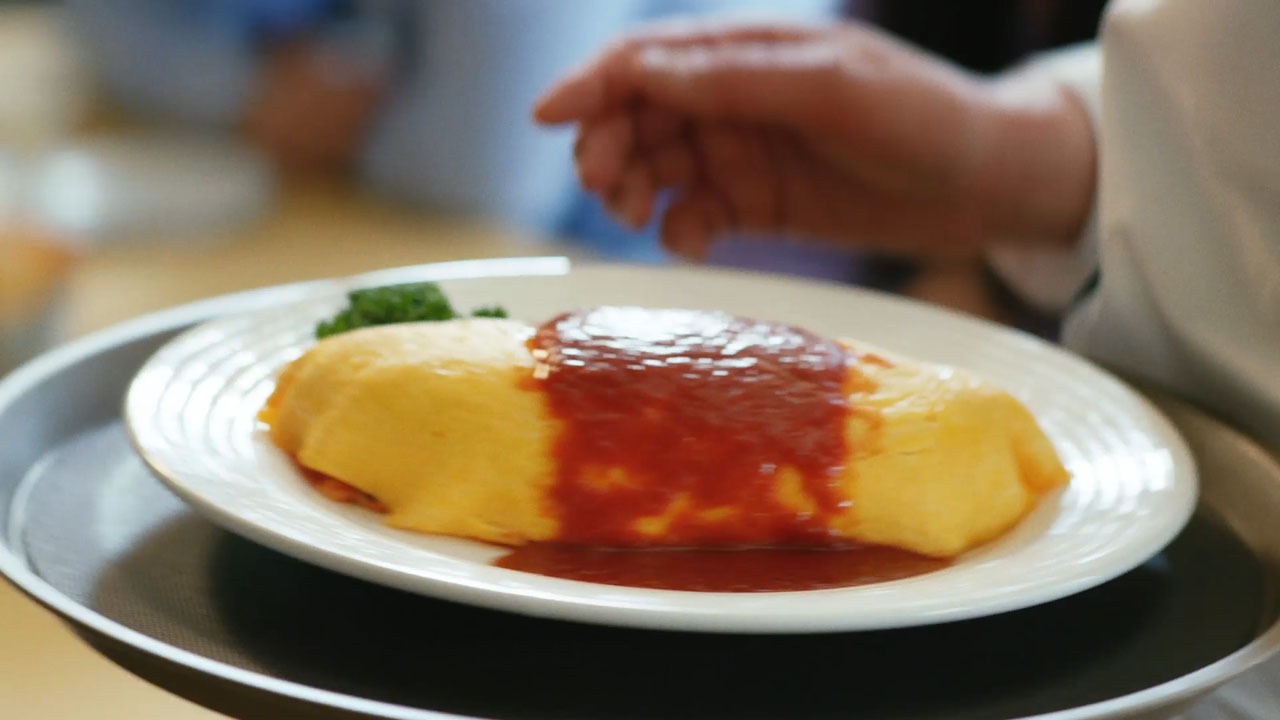 サントリー烏龍茶のCM「食へのアンチテーゼ」編より。