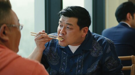 サンドウィッチマンが出演するサントリー烏龍茶のCM「食へのアンチテーゼ」編より。