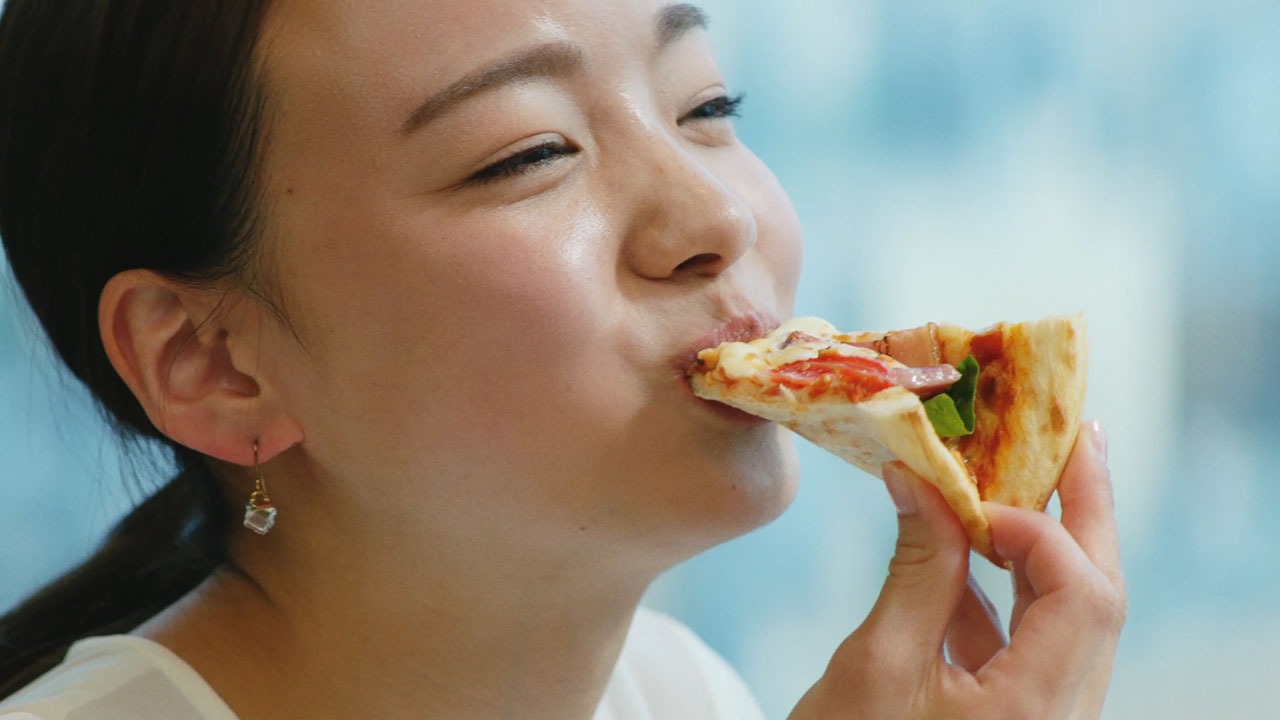 サントリー烏龍茶のCM「食へのアンチテーゼ」編より。