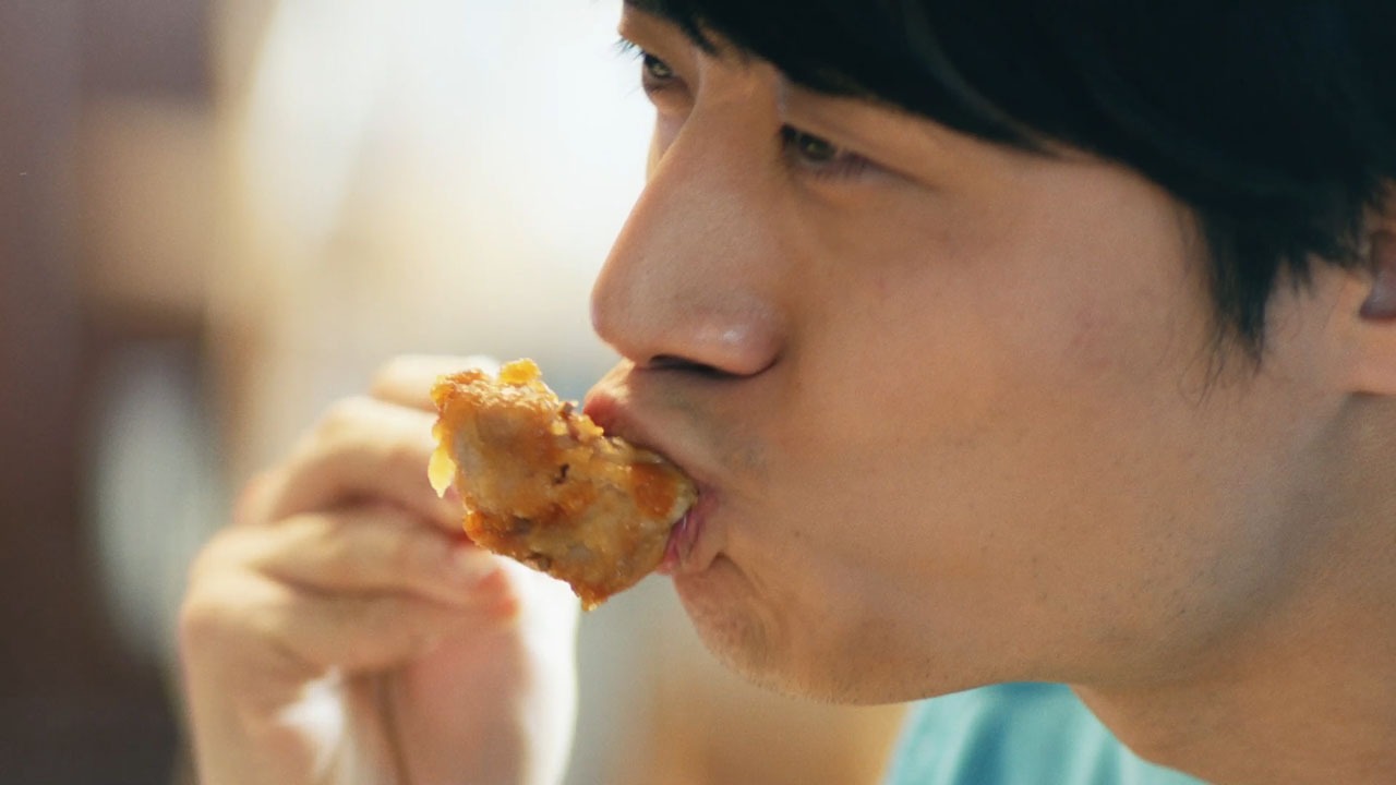 サントリー烏龍茶のCM「食へのアンチテーゼ」編より。