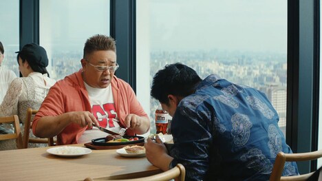 サンドウィッチマンが出演するサントリー烏龍茶のCM「食へのアンチテーゼ」編より。