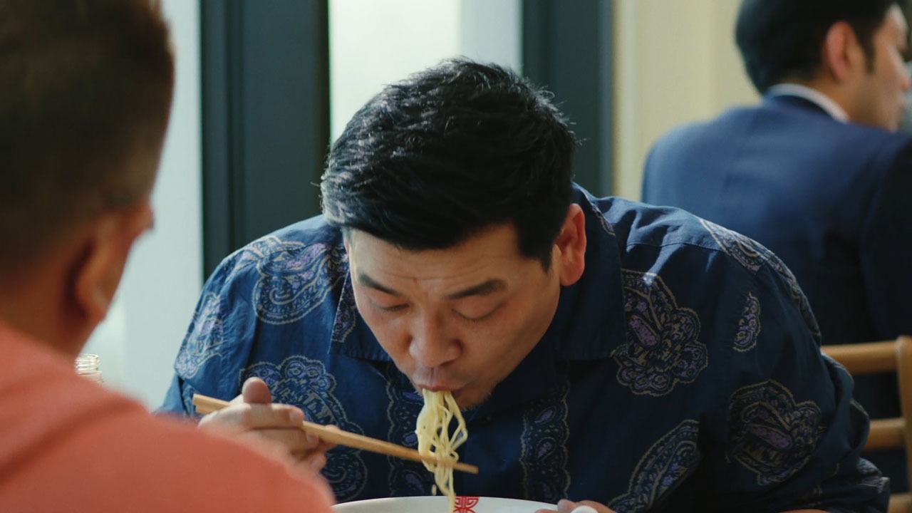 サンドウィッチマンが出演するサントリー烏龍茶のCM「食へのアンチテーゼ」編より。