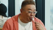 サンドウィッチマンが出演するサントリー烏龍茶のCM「食へのアンチテーゼ」編より。