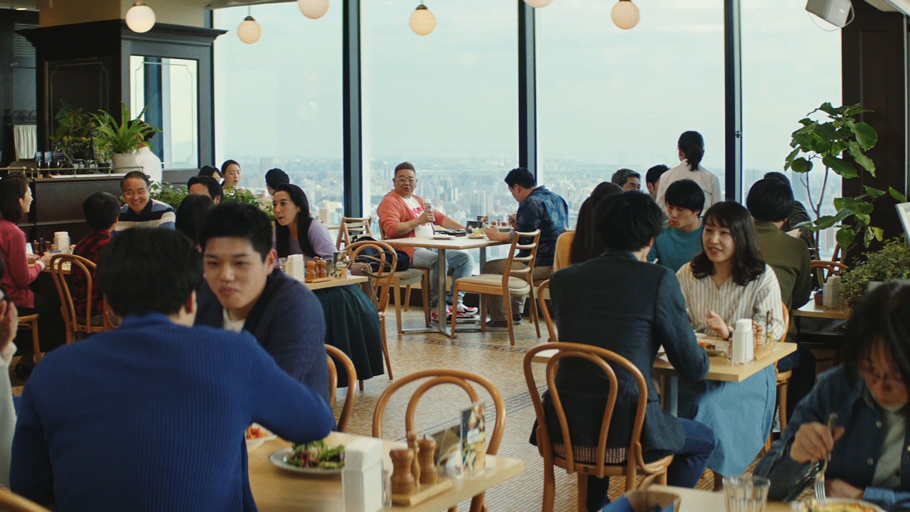 サンドウィッチマンが出演するサントリー烏龍茶のCM「食へのアンチテーゼ」編より。