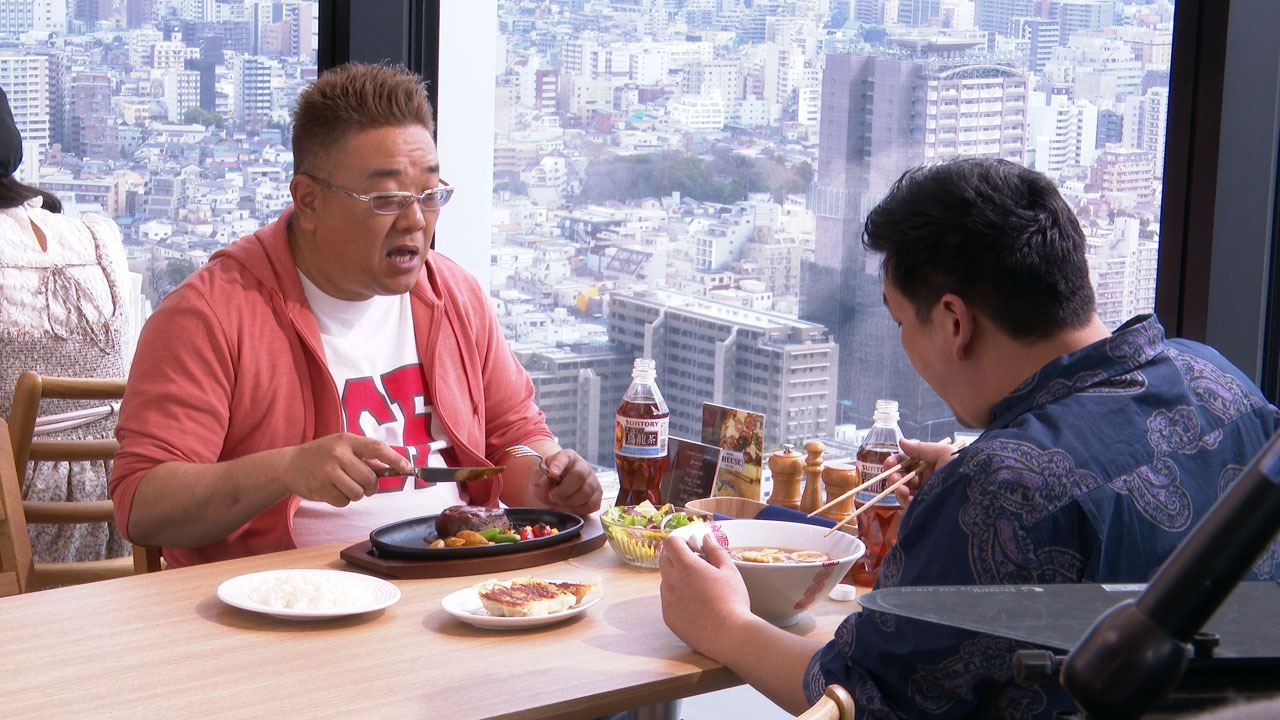 CM撮影中のサンドウィッチマン。