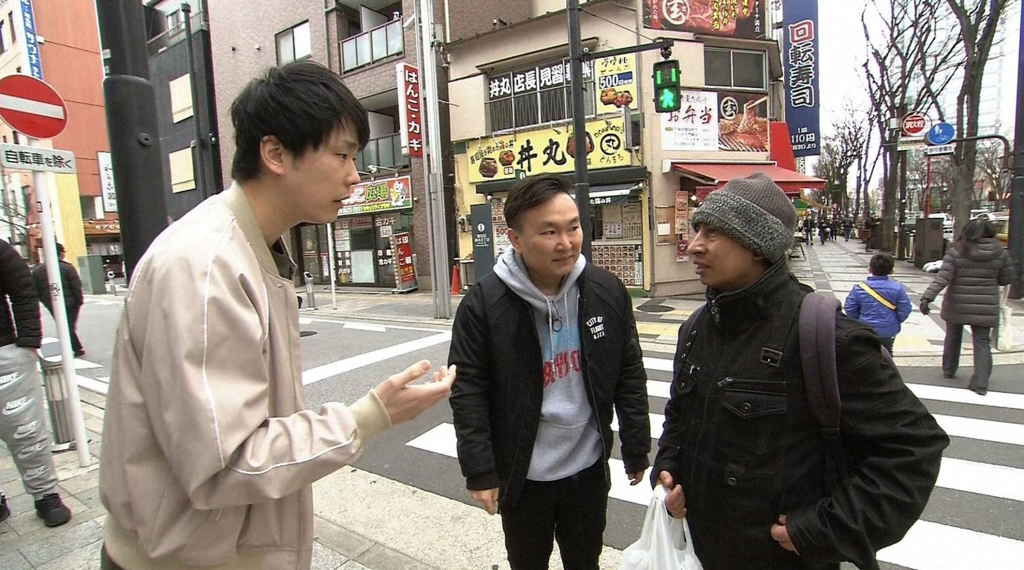 かまいたち（左）のロケの様子。(c)ABC