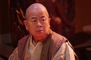 祐海和尚を演じる桂文珍。