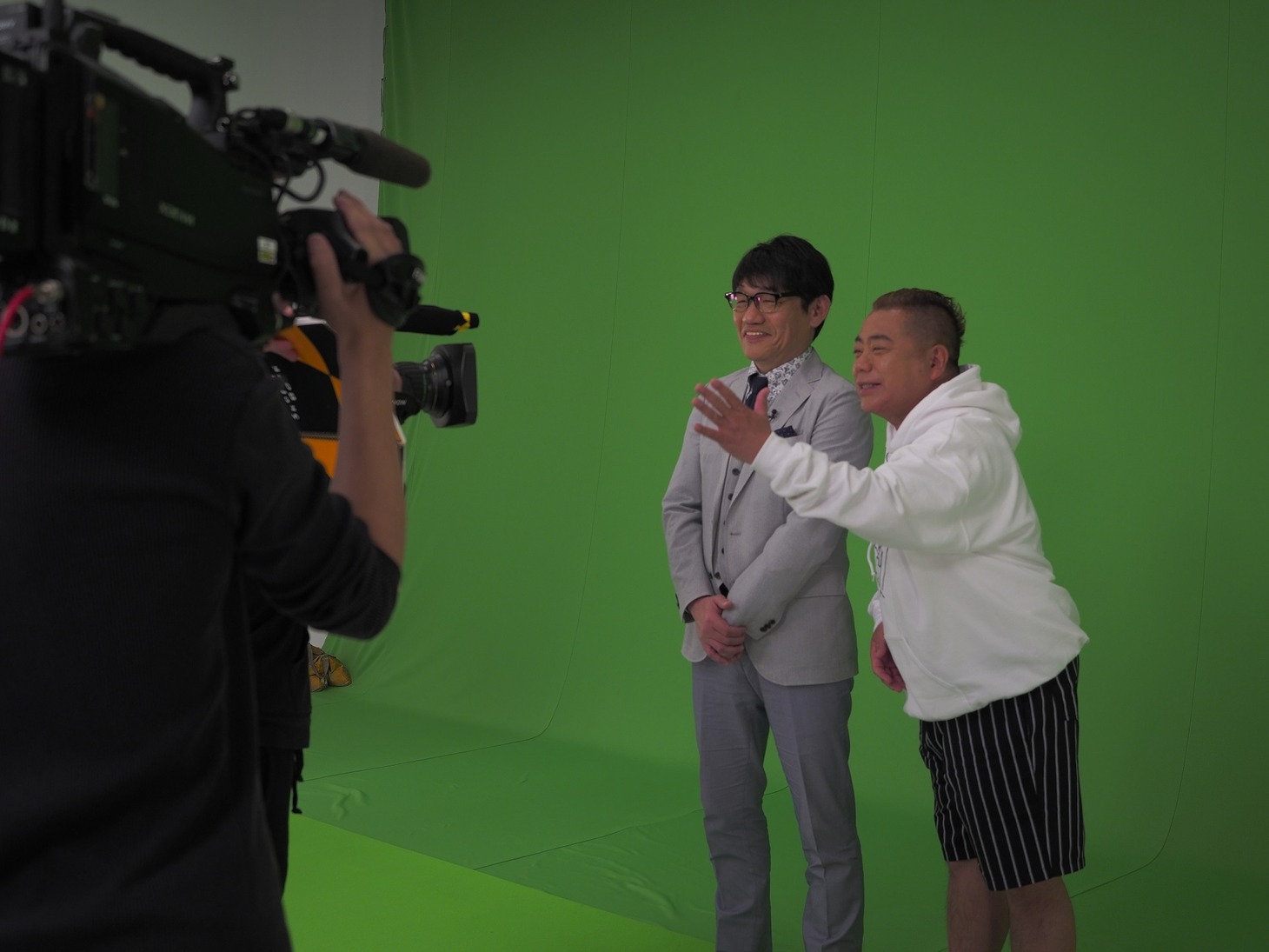 スタジオでの収録に臨む（左から）ずん飯尾、出川哲朗。(c)静岡第一テレビ