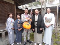 取材に赴いたANZEN漫才みやぞん（中央）。(c)静岡第一テレビ