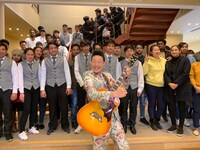 取材に赴いたANZEN漫才みやぞん（中央）。(c)静岡第一テレビ