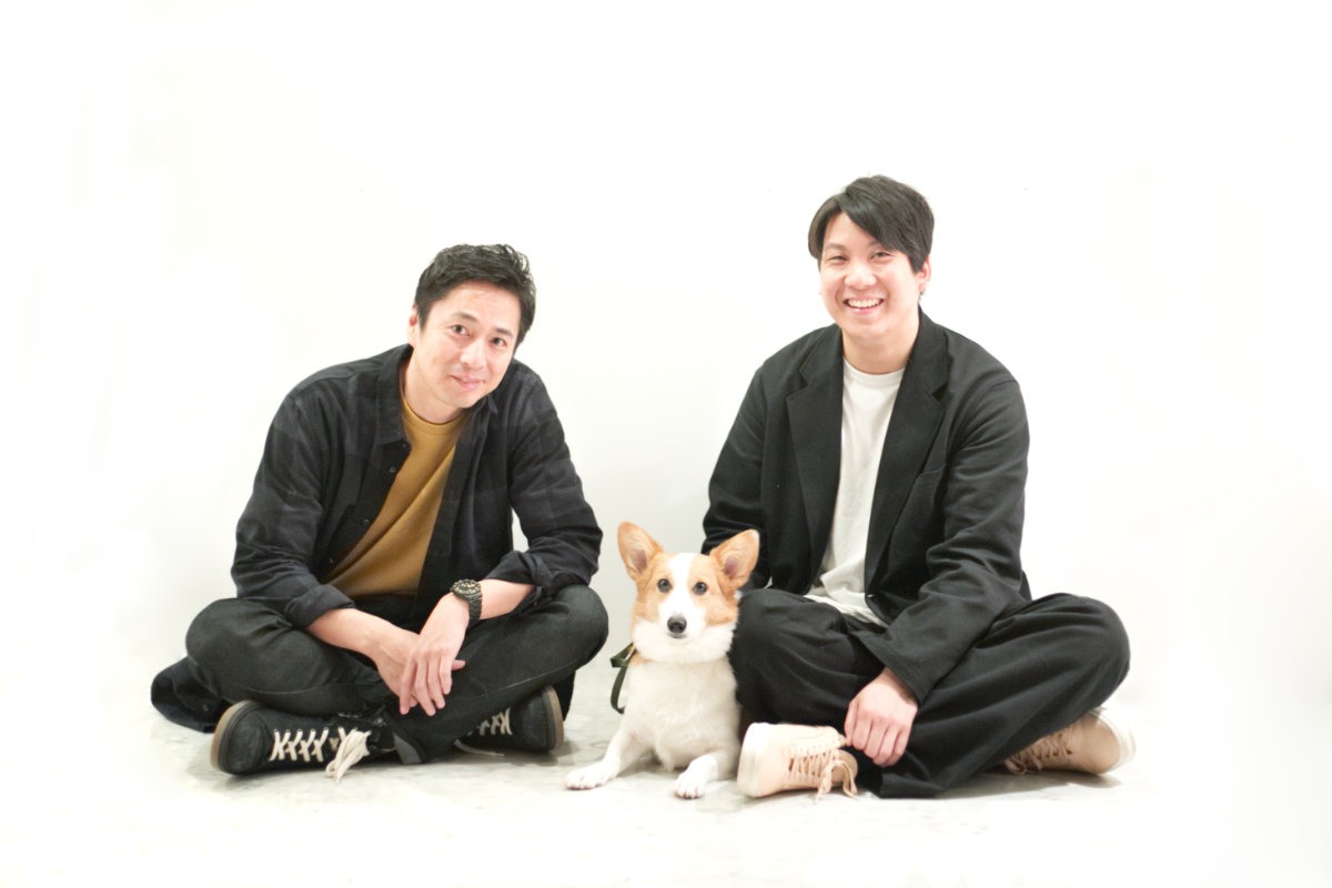 左からチュートリアル徳井、大久保泰介社長。