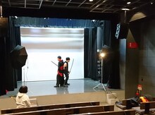 フライヤー用ビジュアルの撮影に臨むうしろシティら。