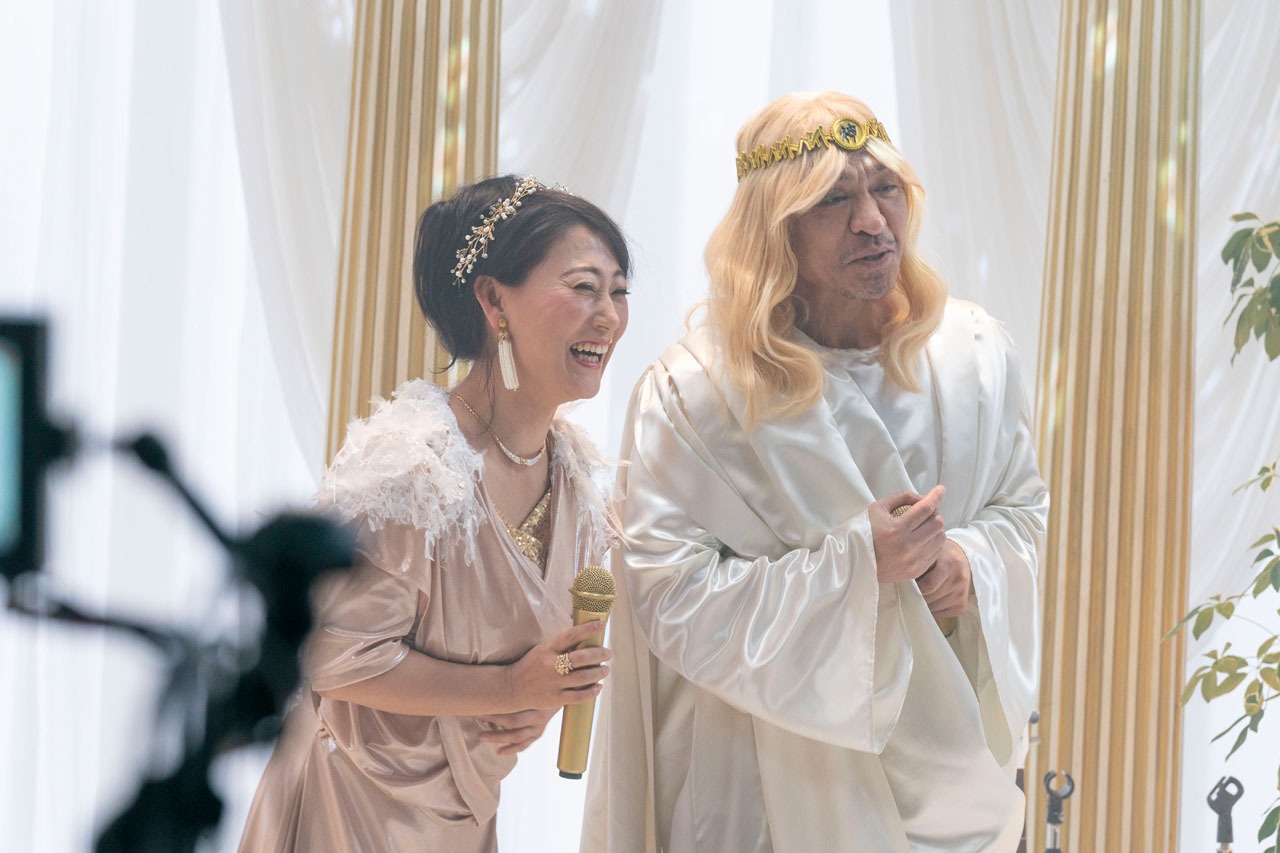 CM撮影中の友近（左）とダウンタウン松本（右）。