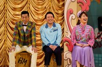 左からCOWCOW、はるな愛。(c)読売テレビ