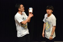 生写真セットの内容を説明するハナコ菊田（左）。