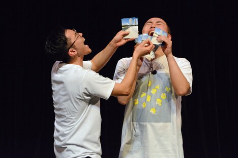 生写真セットの中の2枚がただの風景写真になっていることに大笑いする(左から)ハナコ菊田、ハナコ岡部。