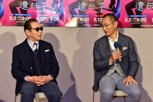（左から）タモリ、山中伸弥氏。