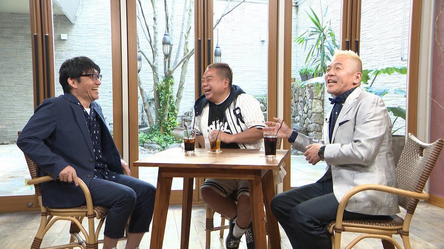 （左から）ずん飯尾、出川哲朗、キャイ～ン・ウド鈴木。(c)フジテレビ