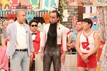 「さんまのお笑い向上委員会」に出演する（手前左から）コロコロチキチキペッパーズ・ナダル、ペナルティ・ワッキー、オラキオ。(c)フジテレビ