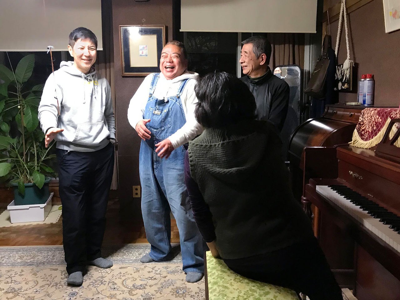 民家に泊まる関根勤と出川哲朗ら。(c)テレビ東京