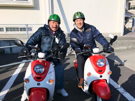 出川哲朗(左)とゲストライダーの関根勤(右)。(c)テレビ東京