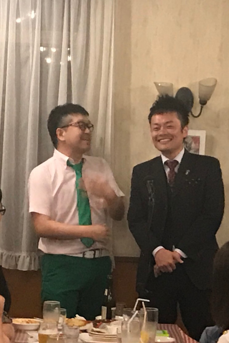 エレファントジョンとして久々に漫才を披露する森枝天平氏（左）と加藤憲（右）。