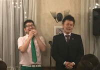 エレファントジョンとして久々に漫才を披露する森枝天平氏（左）と加藤憲（右）。