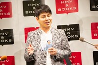 囲み取材に応じるNON STYLE井上。