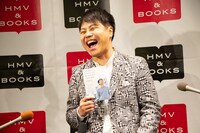 囲み取材に応じるNON STYLE井上。