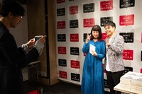 サイン本お渡し＆ツーショット撮影会の様子。