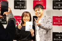 サイン本お渡し＆ツーショット撮影会の様子。