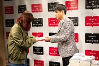 NON STYLE井上によるサイン本お渡し＆ツーショット撮影会の様子。