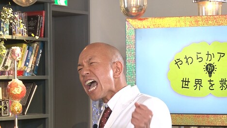 「やわらかアタマが世界を救う」MCのバイきんぐ小峠。(c)NHK