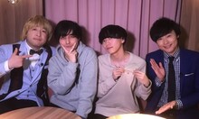 （左から）ベンジャミン・ミズタに扮する和牛・水田、ハンブレッダーズのムツムロアキラとでらし、和牛・川西。(c)関西テレビ