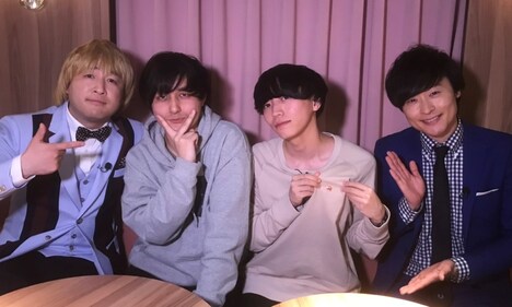 (左から)ベンジャミン・ミズタに扮する和牛・水田、ハンブレッダーズのムツムロアキラとでらし、和牛・川西。(c)関西テレビ