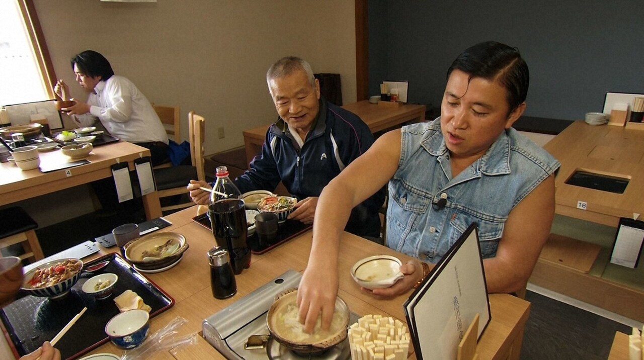 「相席食堂」で鍋から具材を手づかみするスギちゃん（右）。(c)ABC
