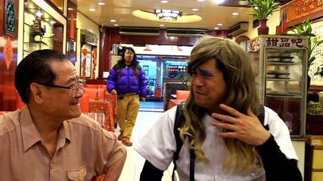 女キャッチャーに扮する守谷日和(右)。(c)ABC