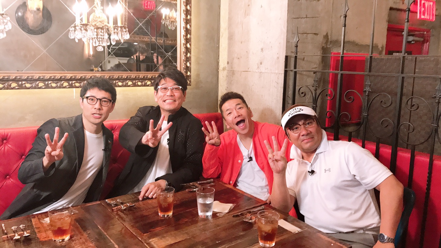 「上田ちゃんネル」に出演する（左から）浜ロン、古坂大魔王、くりぃむしちゅー上田、桐畑トール。ポーズは6月に迎える放送300回記念の「3」。(c)テレビ朝日