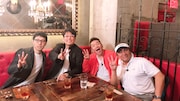 「上田ちゃんネル」に出演する(左から)浜ロン、古坂大魔王、くりぃむしちゅー上田、桐畑トール。ポーズは6月に迎える放送300回記念の「3」。(c)テレビ朝日