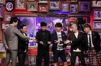 ジャンケンする（左から）かまいたち、ジャルジャル、アキナ。(c)ABC