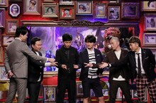 ジャンケンする（左から）かまいたち、ジャルジャル、アキナ。(c)ABC