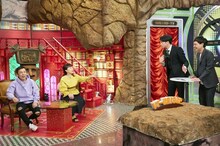 「なるみ・岡村の過ぎるTV」に出演する（左から）ナインティナイン岡村、なるみ、さや香。(c)ABC