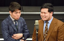 漫才中の令和ロマン。