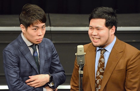 漫才中の令和ロマン。