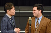 漫才中の令和ロマン。