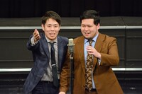 漫才中の令和ロマン。