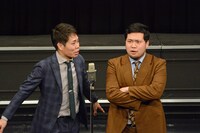 漫才中の令和ロマン。